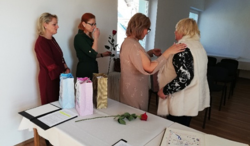 Prijatie jubilantov Ľudský život je najkrajší a najvzácnejší dar. Prežiť ho naplno si zasluhuje našu úctu, hlboký obdiv a poďakovanie.   V sobotu 26. októbra 2019 sa konalo prijatie jubilantov, ktorí sa v roku 2019 dožili 70 a 80 rokov. Slávnosť otvorili Monika Kistnerová a Lucia Talpašová. Starostka obce Oľga Fakanová, vo svojom príhovore pripomenula jubilantom spomienky na minulosť, popriala všetkým veľa zdravia, šťastia, všetko len to najlepšie a poďakovala im za prácu a prínos pre našu obec. Po gratuláciách, podpisoch jubilantov do pamätnej knihy a odovzdaní spomienkových darčekov sa jubilanti porozprávali, zaspomínali si na svoje mladé časy spoločne s členkami, ktoré tento malý obrad pre nich pripravili.  Ďakujeme všetkým, ktorí ocenili prípravu tohto slávnostného podujatia a prijali naše pozvanie. Veríme, že tradíciu tohto stretnutia budeme môcť zachovávať aj v budúcnosti.  Za spoluprácu ďakujeme Monike Kistnerovej – Fakanovej, Lucii Talpašovej – Fakanovej, Jane Javorčekovej, Ľubici Fakanovej.  Oľga Fakanová