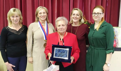 Jubilantka - starostka obce Detstvo – mladosť- staroba, to sú míľniky života, ktoré žije každý z nás. Život je umenie vnútra. A všetko bohatstvo sa nachádza v srdci, z ktorého treba rozdávať. Kiežby sme na to využili každú príležitosť. Aby bol život šťastnejší, lepší, aby sa oplatilo stretávať a spoznávať v sebe dobro, aby sa oplatilo žiť....   Osemdesiatka starostky obce pani Emílie Zuzelkovej, ktorá túto funkciu v obci Temeš vykonávala v rokoch 1981 – 1998 sa konala v kultúrnom dome, za účasti jej rodinných príslušníkov a bývalých kolegov – starostov. Poďakovanie za prácu vykonanú v prospech svojich spoluobčanov jej tlmočila samospráva obce v zložení Oľga Fakanová, Jana Javorčeková, Monika Kistnerová a Lucia Talpašová.  Súčasná starostka obce vo svojom príhovore vyzdvihla aktivity bývalej kolegyne pani Emílie Zuzelkovej. Milé stretnutie bolo príležitosťou na rozhovor o aktuálnom živote v Temeši, o zodpovednosti na pracovných pozíciách, ale aj o relativite času, ktorý človek inak vníma v mladosti a inak v zrelom veku. Starostka oslávenkyni zapriala hlavne dostatok zdravia a poďakovala jej za šírenie dobrého mena obce Temeš, o čo sa pričinila svojim celoživotným dielom.  Poďakovala za stály záujem o dianie v obci a pomoc aj v súčasnosti, zaželala do ďalšieho života veľa zdravia a životného elánu.  Po slávnostnom príhovore starostky obce nasledoval zápis do pamätnej knihy obce Temeš. Jubilantke starostka obce odovzdala pamätnú plaketu, kyticu a darček, ako spomienku na túto milú udalosť.  Za spoluprácu ďakujeme Monike Kistnerovej – Fakanovej, Lucii Talpašovej – Fakanovej, Jane Javorčekovej, Ľubici Fakanovej.  Oľga Fakanová