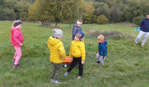 Šarkaniáda Tak ako každé ročné obdobie má svoje čaro, tak aj jeseň. Krásne farby listnatých stromov, meniaci sa šat prírody. Ale i šarkany. Obec Temeš pripravila pre deti a ich rodičov dňa 10.10.2021 príjemné popoludnie. Chceli sme deti vytiahnuť do prírody a tak sme ich pozvali na ŠARKANIÁDU. Aj keď to spočiatku vyzeralo, že šarkaniáda je skôr pre rodičov, nakoniec to nabralo tú správnu atmosféru a deti sa vybláznili do sýtosti. Vietor na púšťanie šarkanov skúšal našu trpezlivosť raz fúkal, raz nie no zruční ockovia pomohli a šarkany sa začali vznášať na oblohe.  Ktorý vydržal najdlhšie, či ktorý vyletel najvyššie bolo jedno, hlavne, že bola zábava. Po šarkanoch bola najzaujímavejšia stará detská Tatra z rokov 90-tich, na ktorej sa v jednom okamihu odviezlo 6 detí. Zabavili sa nielen deťúrence no aj rodičia a starí rodičia. Veď o to nám aj išlo, aby sa všetky generácie spolu zišli a zabavili. Nakoniec sladkú odmenu dostali deti i rodičia.  Všetkým zúčastneným ďakujeme za vytvorenie príjemnej atmosféry a tešíme sa na stretnutie opäť o rok  Za prípravu podujatia, pomoc a fotografie ďakujem poslancom OcZ Ľubici Fakanovej a Petrovi Výškrabkovi.  Oľga Fakanová