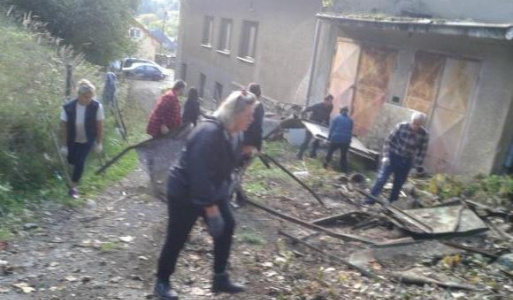 Čistenie Za krajší Temeš - ''Upravuje a sadí celá dedina'' pokračovali sme na úprave pri Požiarnej zbrojnici, zišlo sa nás veľa a tak nám upratovanie išlo ''od ruky''. Podarilo sa očistiť celý priestor nielen od náletových drevín ale aj železa, starého dreva a iného odpadu. Ďakujem všetkým zúčastneným, ktorým ešte záleží na našej dedinke. Pokiaľ sa chcete pridať ku nám, môžete tak urobiť v piatok, kedy budeme v priestore upravovať navezenú zeminu.